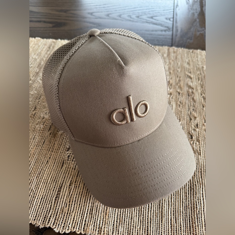 ALO yoga District Trucker Hat Gravel Unisex OSFM
